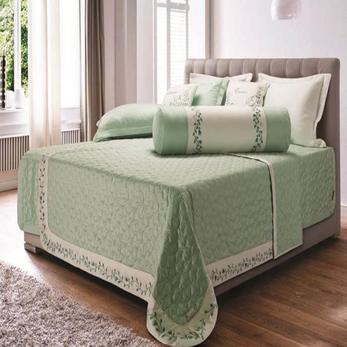 Sản phẩm được làm từ chất liệu Satin, là một loại vải bóng, mát lạnh