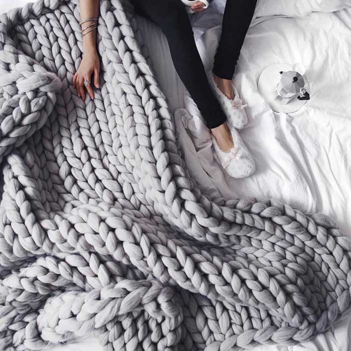 Những chiếc chăn được làm từ vải len sẽ mang lại sự ấm áp và êm ái