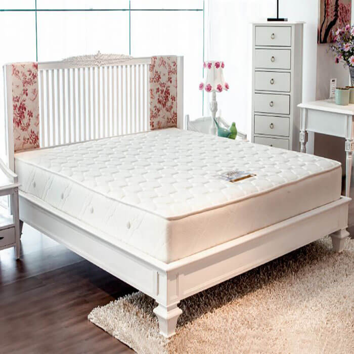 Kích thước 1m8 phù hợp với những cặp vợ chồng có con nhỏ và cho con ngủ cùng