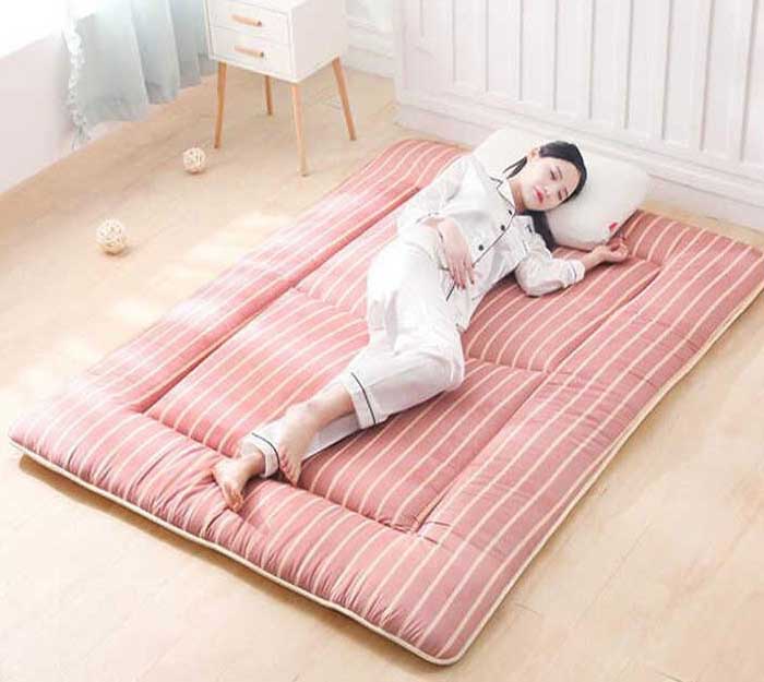 Nằm nệm dưới đất rất dễ bị cảm lạnh