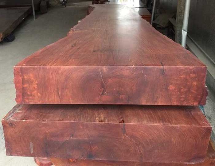 Giường gỗ hương là giường được chế tác từ chất gỗ hương tự nhiên