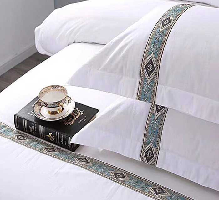 Chăn ga gối khách sạn này có hoặc không cần họa tiết