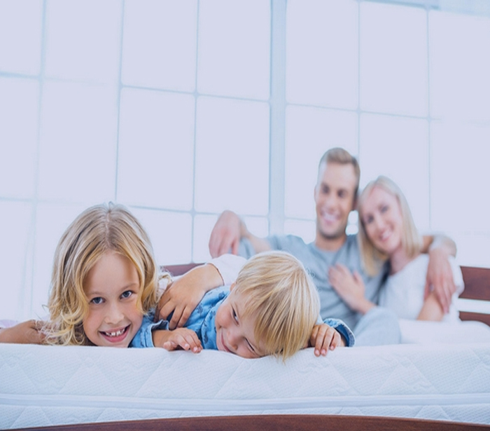 Các bậc phụ huynh nên chọn nệm bông ép có độ lún vừa phải, vừa đủ độ êm ái