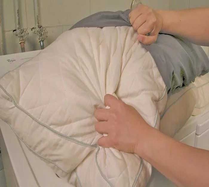 Làm phồng ruột gối bằng tay