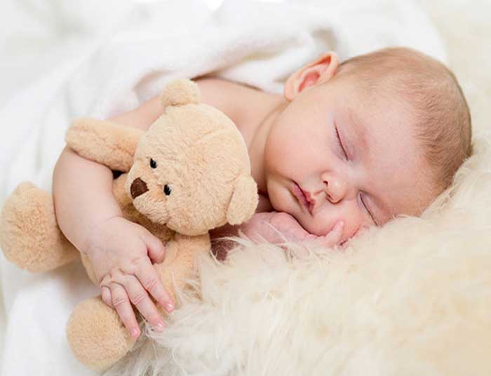 Không nên sử dụng nệm giường lông mịn hoặc đặt thú nhồi bông xung quanh cũi ở trẻ