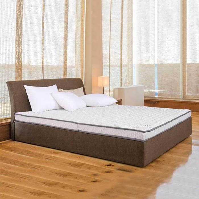 Nệm được thiết kế nguyên khối với độ êm vượt trội giúp duy trì đường cong tự nhiên