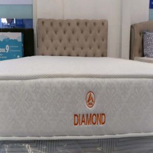 Nệm có logo Dianmond thêu mặt trước