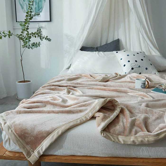 Nhỏ gọn, dễ dàng gấp gọn nên chăn mền lông tuyết rất được đánh giá cao