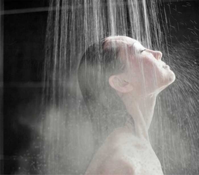 Hãy dùng nước ấm nhẹ, tuyệt đối không dùng nước lạnh