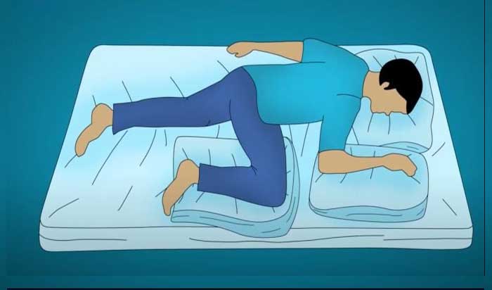 Chuyển sang tư thư nằm sấp và co chân phía trên lên ngang với thân