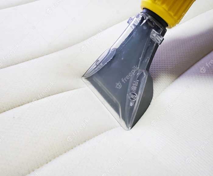 Thường xuyên vệ sinh tấm trải giường với tần suất một tuần một lần